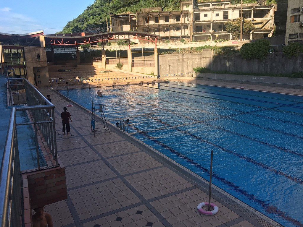一名9歲林姓女童16日在國立台灣海洋大學游泳池戲水時不慎溺水,經救生員急救後恢復意識,送醫治療。(翻攝照片)中央社記者王朝鈺傳真 108年7月16日
