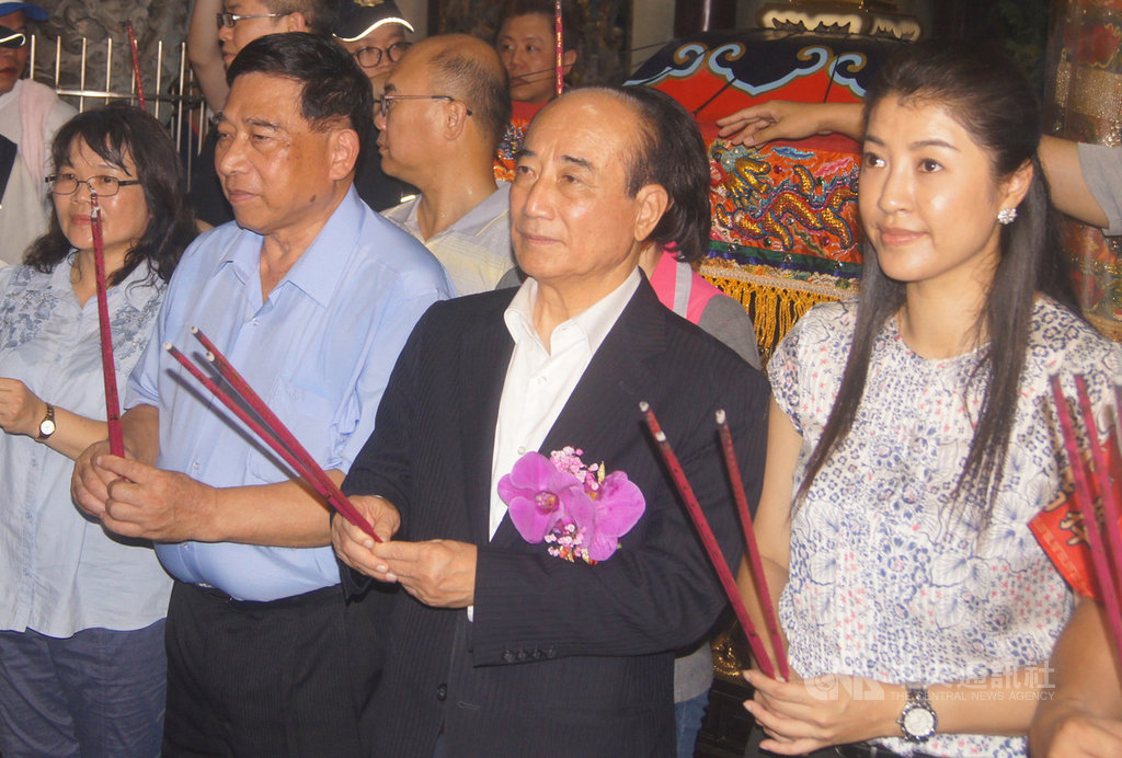 前立法院長王金平(右2)16日參加南投配天宮城隍夜訪遶境活動,他受訪時表示,下一步仍然是勤走基層,傾聽民意,匯聚各方力量資源助國民黨重返執政。中央社記者吳哲豪南投攝 108年7月16日