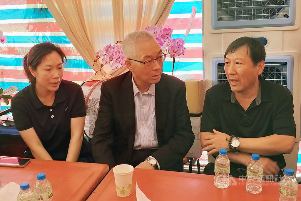 國民黨主席吳敦義(中)16日上午在台東受訪表示,將主動與前鴻海董事長郭台銘聯繫見面,盼他以國家為念,全黨團結才更有希望重返執政。右為前台東縣長吳俊立,左為吳俊立胞妹、台東縣議長吳秀華。中央社 108年7月16日