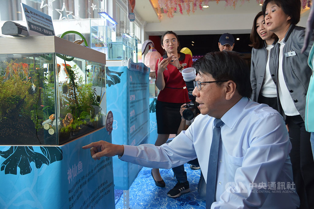 2019屏東縣觀賞魚推廣國際交流賽8月底將登場,即日起在太平洋百貨推出水族展,搶先為賽事暖場造勢,屏東縣長潘孟安(前右)到場參觀。(屏東縣政府提供)中央社記者郭芷瑄傳真 108年7月16日