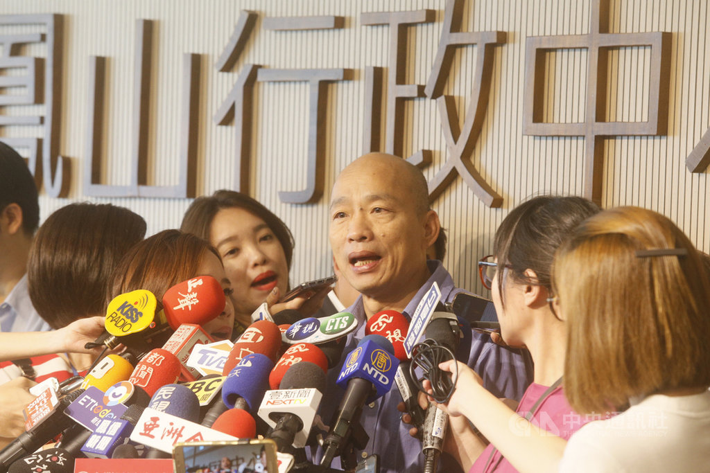 國民黨總統初選由高雄市長韓國瑜勝出,韓國瑜(中)16日在高雄市政府鳳山行政中心主持市政會議,會後接受媒體聯訪。中央社記者董俊志攝 108年7月16日