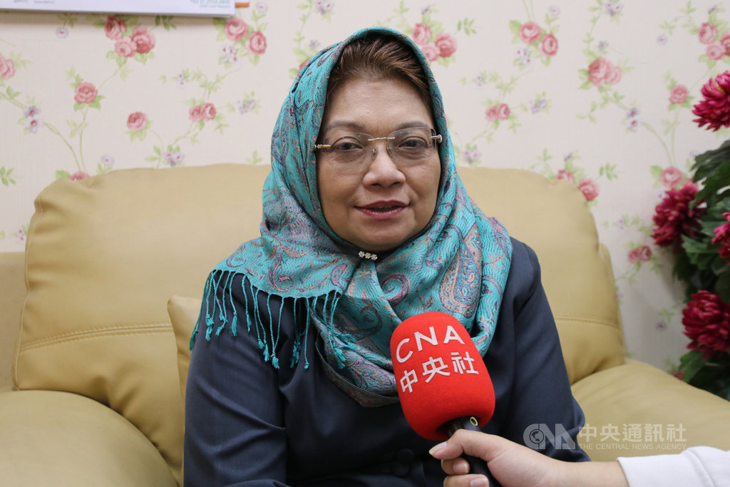 印尼海外勞工安置暨保護局國際合作推廣部副主席艾莉雅接受中央社訪問時盛讚新光紡織是好企業,希望更多台灣企業加入直聘招募,也希望直聘擴大到看護工。中央社記者石秀娟雅加達攝 108年7月16日