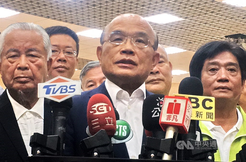 輕度颱風丹娜絲可能來襲,行政院長蘇貞昌(中)16日要求各部會落實防颱。(中央社檔案照片)