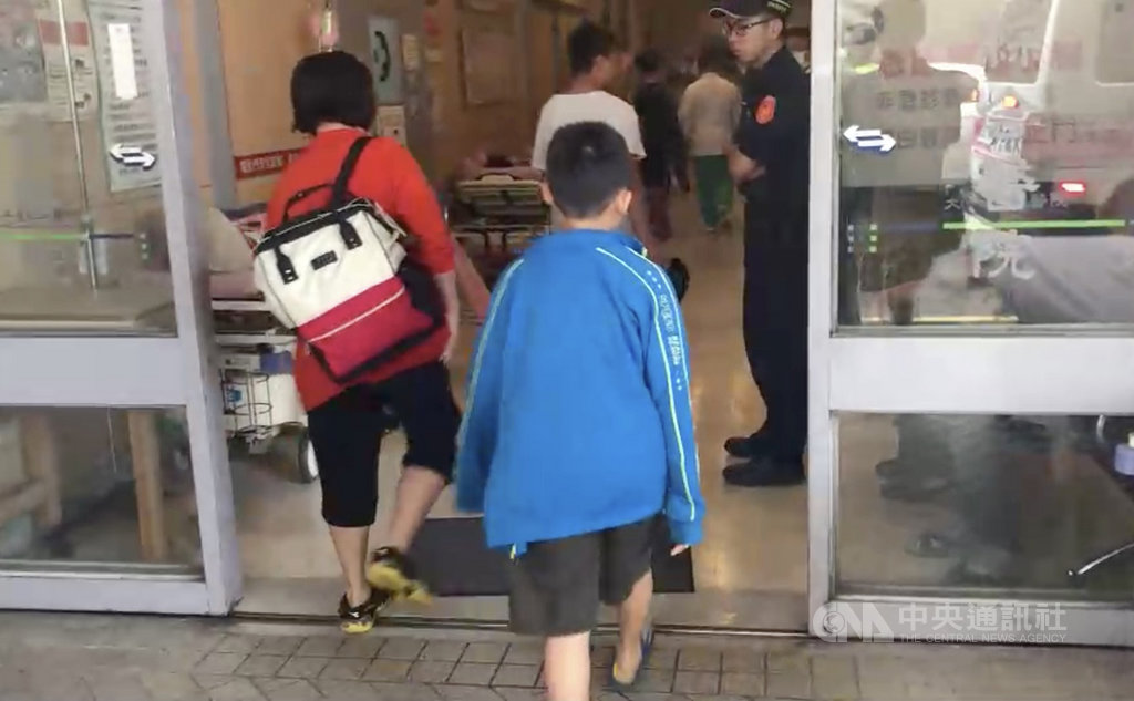 高雄市45歲許姓男子帶著一家4口到苗栗遊玩,16日在卓蘭鎮一處民宿旁野溪不慎溺水,經民眾及民宿業者協助施救,妻兒3人平安,但許男陷入昏迷。(翻攝照片)中央社記者管瑞平傳真 108年7月16日
