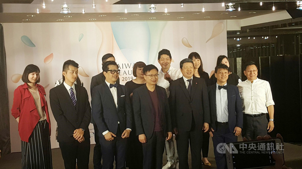 為協助國內美妝業者提升國際品牌知名度,中華民國對外貿易發展協會16日舉辦台灣美妝國際記者會,邀請新加坡、馬來西亞、越南、泰國、美國、俄羅斯等國媒體來台採訪。中央社記者廖禹揚攝 108年7月16日