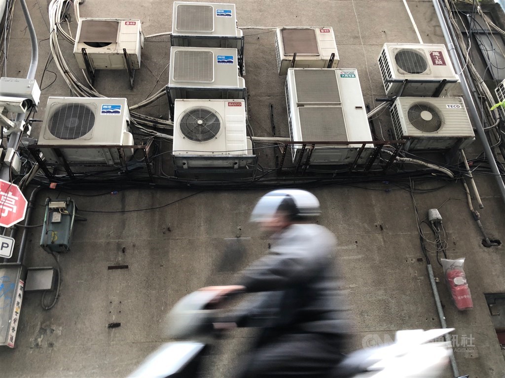 全台用電16日下午1時49分達到3692.6萬瓩,刷新今年與歷年7月用電以及歷史次高紀錄。(中央社檔案照片)