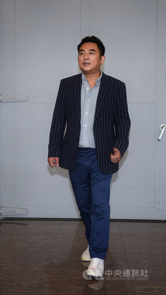 以歌曲「老情歌」走紅的香港歌手呂方來台,16日在台北為新歌「最後的祝福」MV拍攝取景。中央社記者王飛華攝 108年7月16日