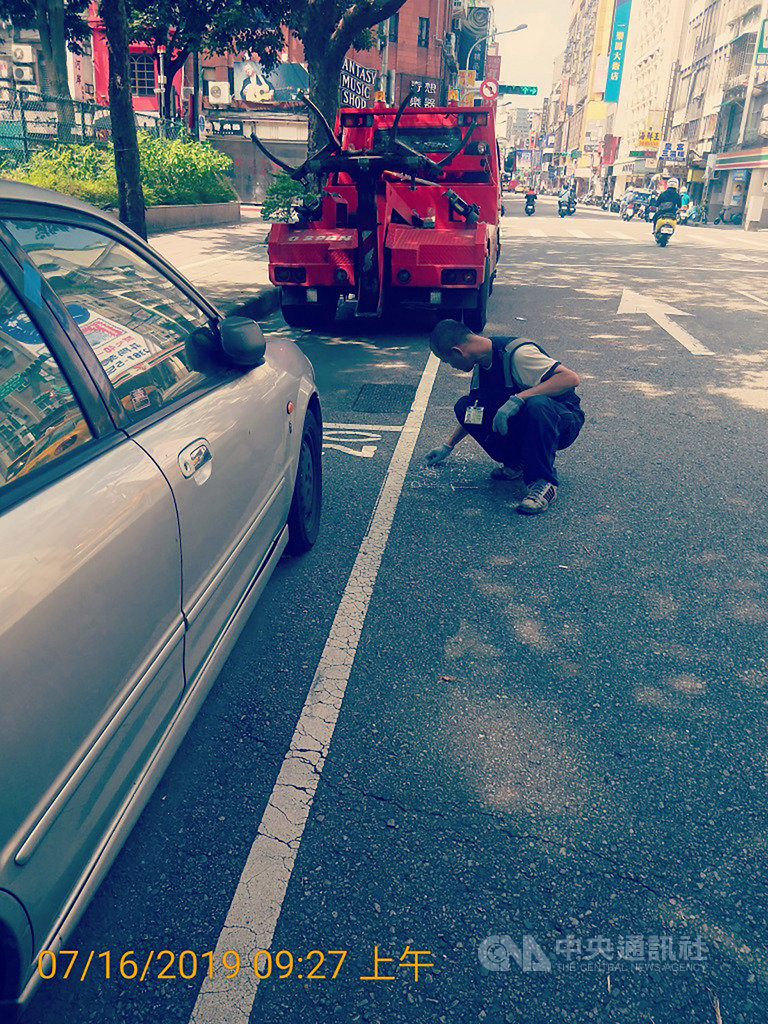 台北市停車管理工程處展開拖吊移置「久占停車格位車輛」,其中一輛停在西寧南路停車格上的汽車,停車時間超過5個月,累積欠費達新台幣8萬餘元,為停最久的一輛汽車。(台北市停管處提供)中央社記者梁珮綺傳真 108年7月16日