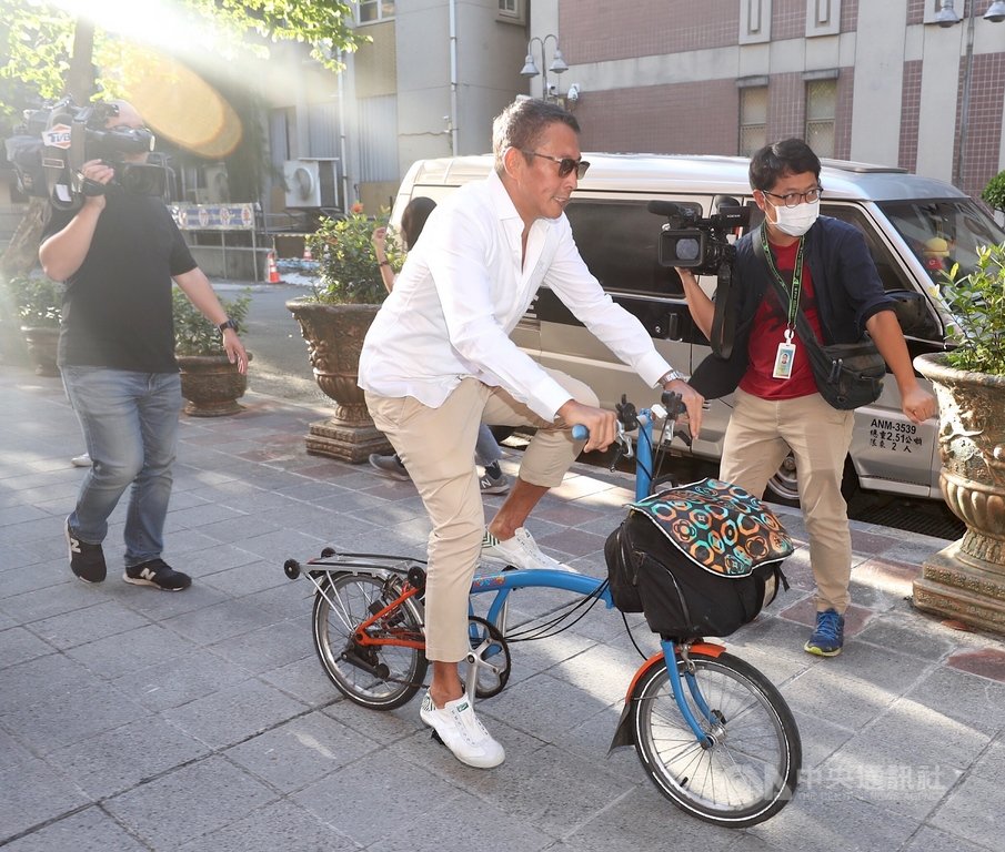 導演鈕承澤(前)涉嫌性侵劇組女工作人員,被依強制性交罪嫌起訴,台北地方法院16日下午開庭。圖為鈕承澤出庭後騎腳踏車離開北院。中央社記者吳翊寧攝 108年7月16日