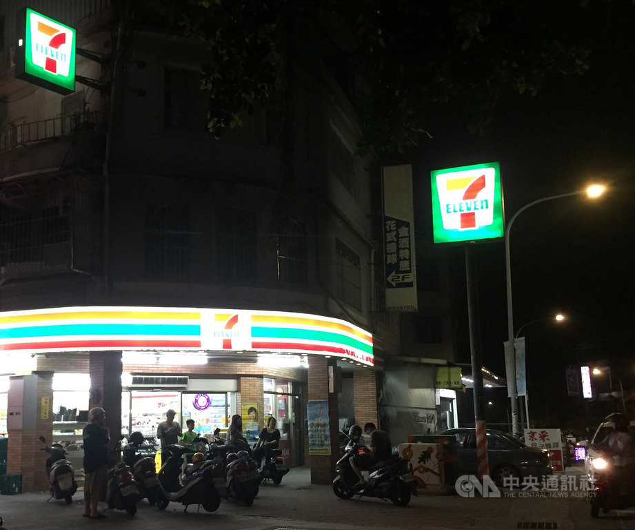 金門塔山發電廠系統故障,造成金門本島今晚從近7時起大停電,室內室外一片漆黑。由於便利商店有備電設備,不少民眾跑到便利商店借光、吹冷氣。中央社記者黃慧敏攝 108年7月16日