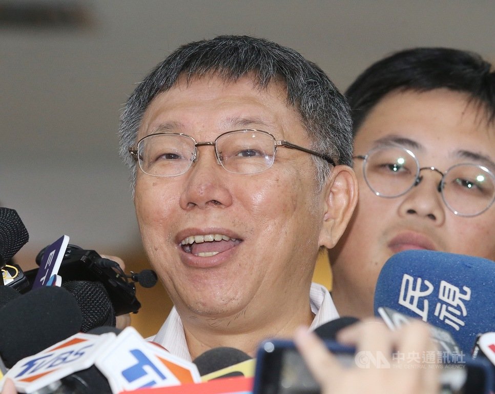 國民黨與民進黨代表角逐2020總統選舉人選已底定,台北市長柯文哲(前)16日受訪時表示,他認為,台灣社會必須思考「台灣今天怎麼會走到這地步」,並在現有基礎上,要看看有沒有其他解方。中央社記者郭日曉攝 108年7月16日