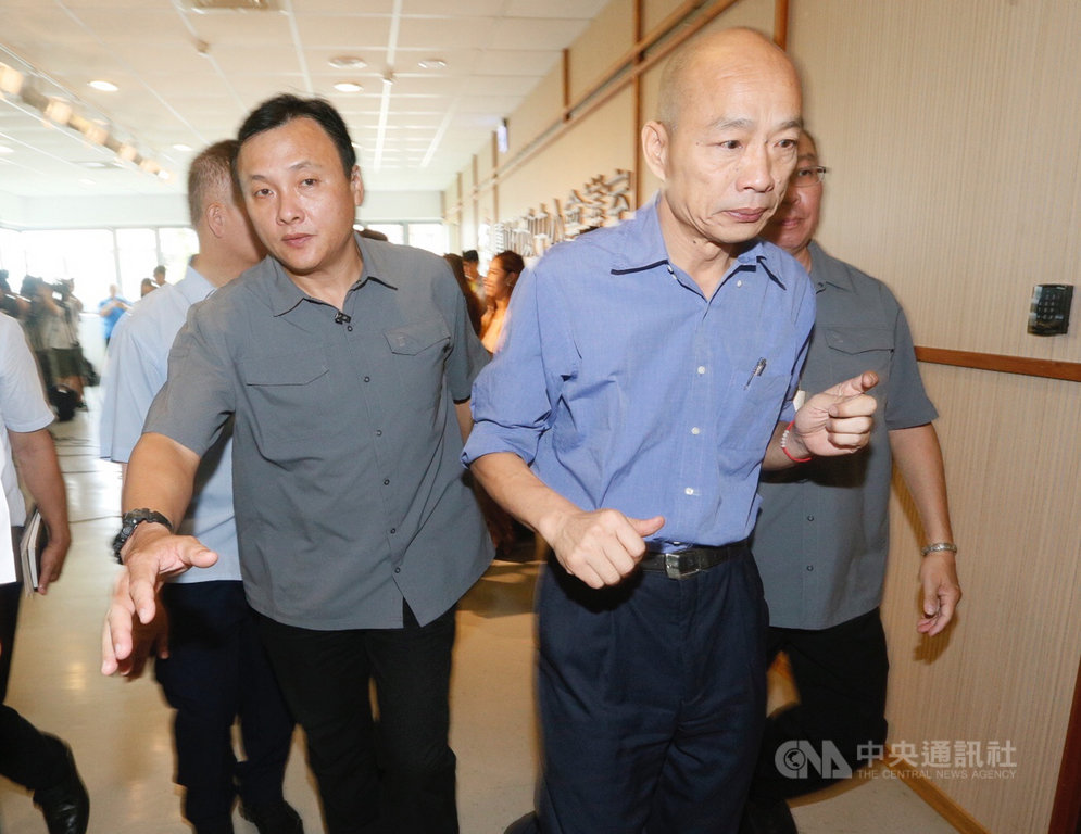 高雄市長韓國瑜(前右)在國民黨總統初選勝出,16日在高雄市政府鳳山行政中心出席主持市政會議。中央社記者董俊志攝 108年7月16日