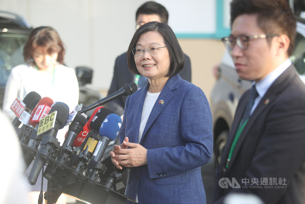 總統蔡英文(中)16日(當地時間)結束下午參訪行程後,接受媒體訪問,回應國民黨總統參選人韓國瑜、台北市長柯文哲兩人對她的批評表示,常常聽不懂在講什麼,每一個人都應站在自己的崗位上打拚,因為我們都是人民選出來的。中央社記者張新偉聖克里斯多福攝 108年7月17日