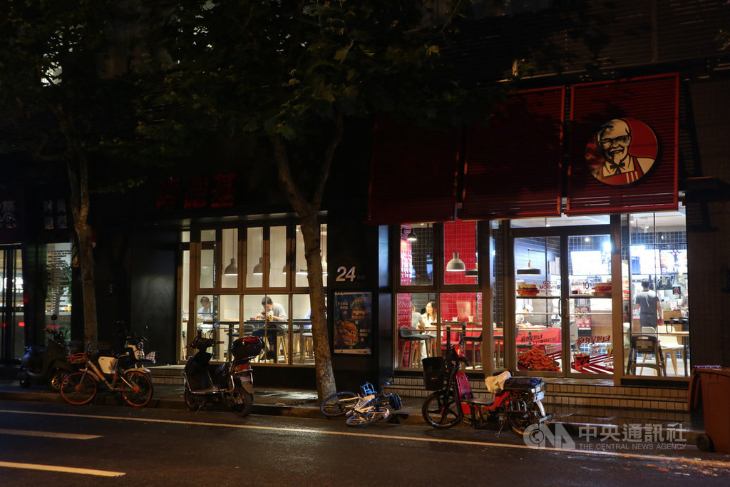 中國官方近來力主發展夜間經濟,吸引許多業者搭便車。中國肯德基15日起在10城市開賣川味宵夜,賣起麻辣燙、滷味,讓外界驚艷。圖為16日深夜11時位於上海西康路的一家24小時營業的肯德基門市。(資料照片)中央社記者陳家倫上海攝 108年7月17日