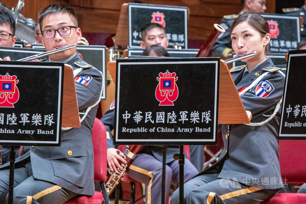 為紀念古寧頭戰役70週年,陸軍樂隊17日晚間在國家音樂廳舉辦紀念音樂會,展現陸軍官兵捍衛國土的決心與意志,演出成員神情專注,盼為聽眾呈現完美演出。中央社實習記者林亭攝 108年7月17日