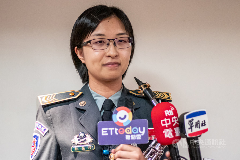 陸軍樂隊17日晚間在國家音樂廳舉行古寧頭戰役70週年紀念音樂會,在樂隊服役5年多、負責薩克斯風的上士林柔均(圖)受訪表示,這次能和NSO國家交響樂團首席吳庭毓合作演出,感到相當榮幸。中央社實習記者林亭攝 108年7月17日
