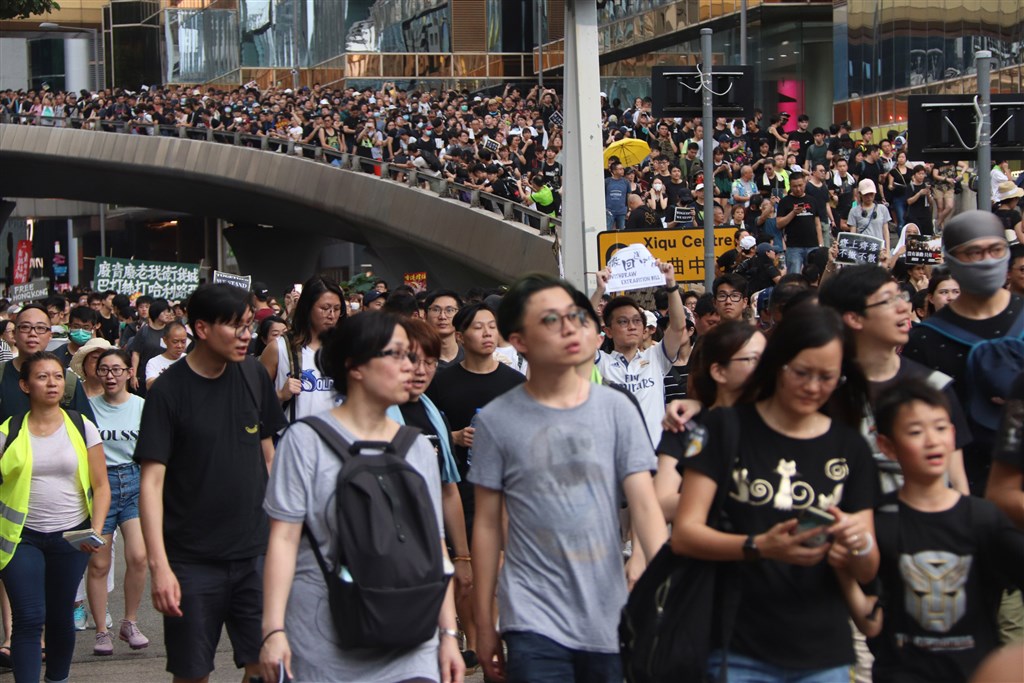 香港反送中抗爭持續延燒,根據民調,香港律政司長鄭若驊與保安局長李家超的支持率也大跌。圖為民眾7日針對陸客最多的尖沙咀旅遊區再次發起遊行。(中央社檔案照片)