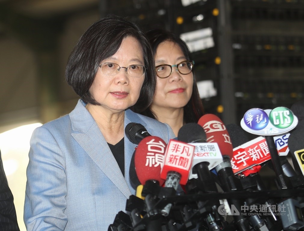 總統蔡英文(左)17日(當地時間)跨海對假訊息宣戰,網傳「金援海地45億元卻不給高雄市登革熱防治經費」,蔡總統質疑,有人刻意操弄,已經報警處理。中央社記者張新偉聖露西亞攝 108年7月18日