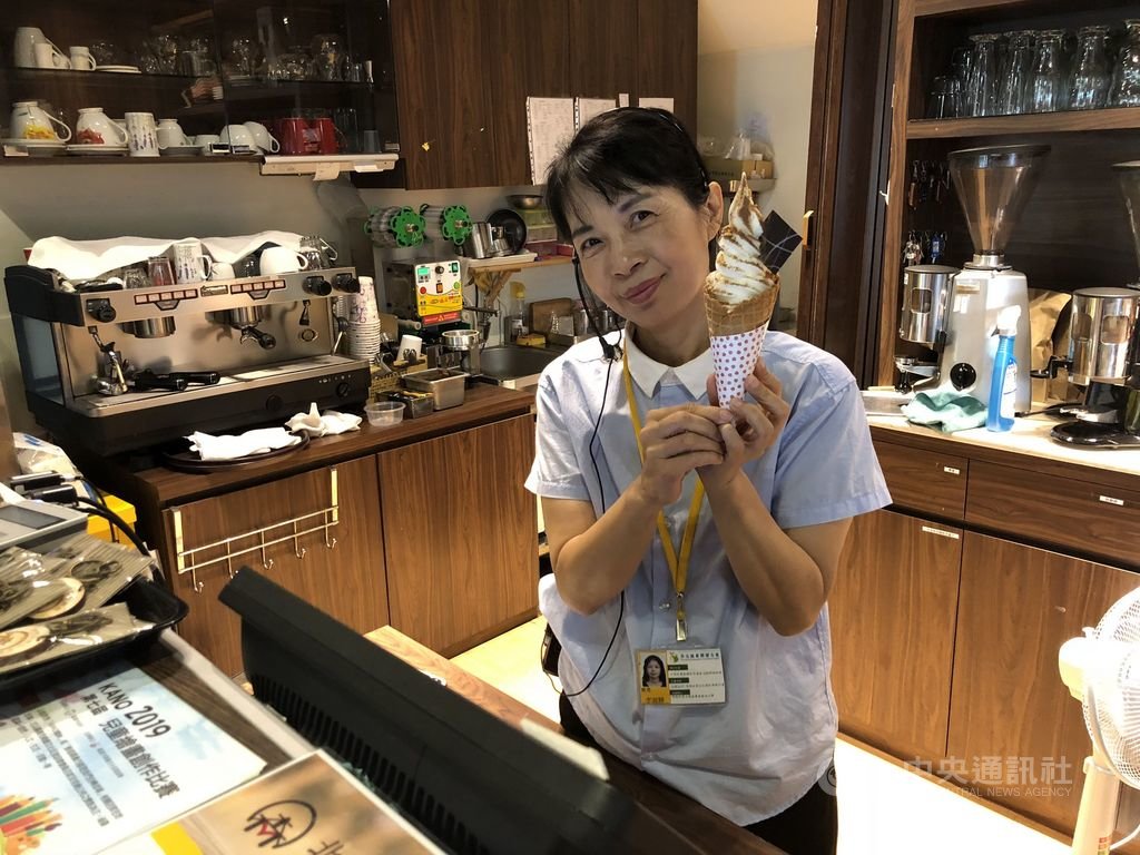 嘉義市北門森鐵故事館導覽員李淑靜不僅為遊客介紹阿里山林鐵文化,還為故事館開發創意飲品與甜點,成為故事館不可或缺的人員。(嘉義就業中心提供)中央社記者江俊亮傳真 108年7月18日