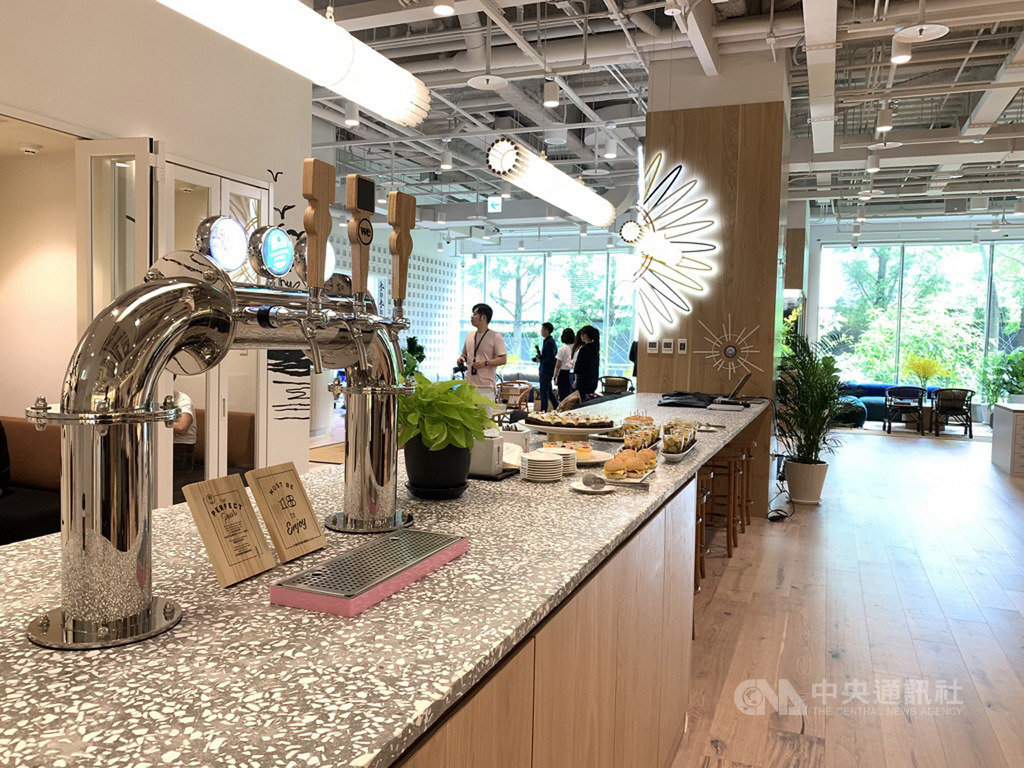 共享辦公空間服務業者WeWork 18日宣布台北成為最新據點,全新辦公室位於台北市信義區,共8層樓空間,盼打造台灣創新社群空間。中央社記者吳家豪攝 108年7月18日