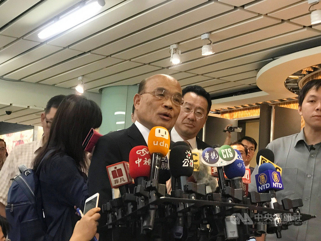 台北市長柯文哲18日罵行政院長蘇貞昌「不要臉」,也批評總統蔡英文沒做好,蘇貞昌(前)下午回應,他不在意柯文哲的評論,會認真在崗位努力把工作做好。中央社記者劉姵呈攝 108年7月18日