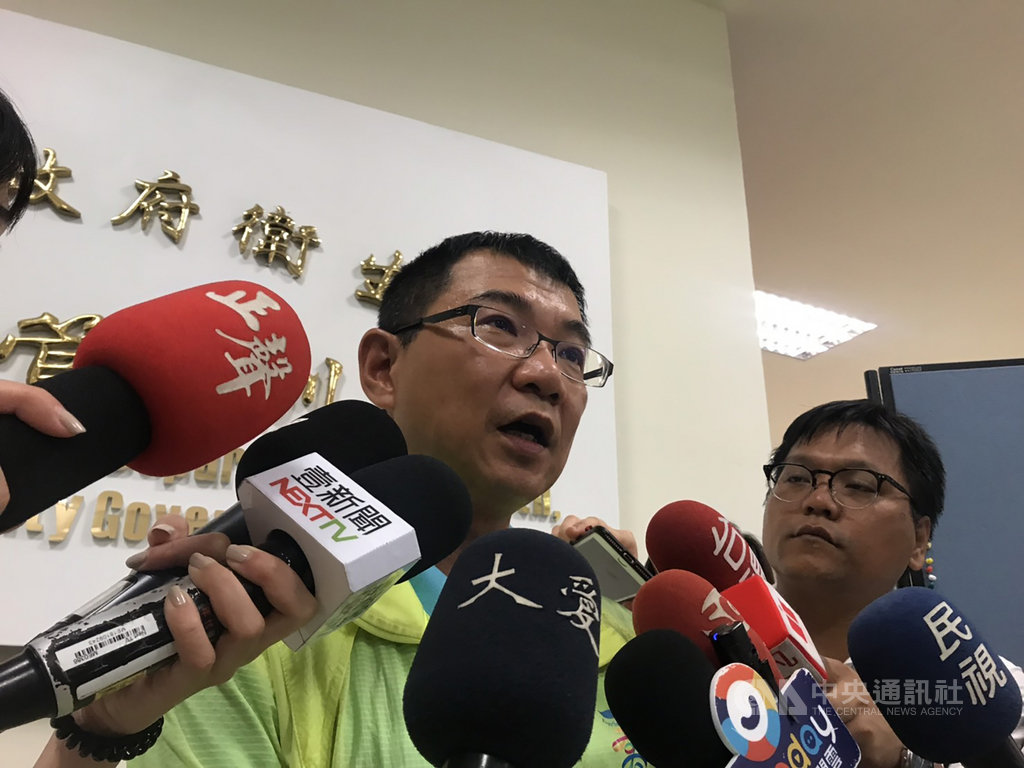 高雄市衛生局簡任技正潘炤穎(左)18日指出,經查陸軍官校學員發生類流感群聚事件涉延遲通報,將依法開罰。中央社記者王淑芬攝 108年7月18日