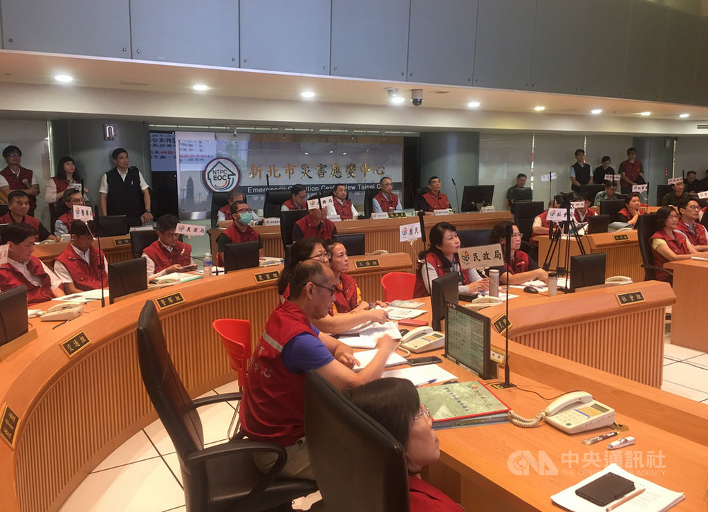 率團前往北歐交流參訪的新北市長侯友宜(後中),因接獲颱風丹娜絲消息更改行程提前返台,18日一早坐鎮市府主持丹娜絲颱風災害應變中心第一次工作會報。中央社記者葉臻攝 108年7月18日
