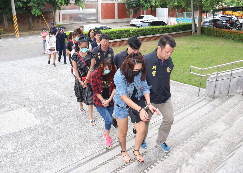 苗栗警方18日宣布破獲轄內暴力犯罪集團,集團成員涉嫌引進持觀光簽證泰國女子來台,並強迫她們從事性交易等,這些外籍女子將移送移民署苗栗專勤隊收容。中央社記者管瑞平攝 108年7月18日