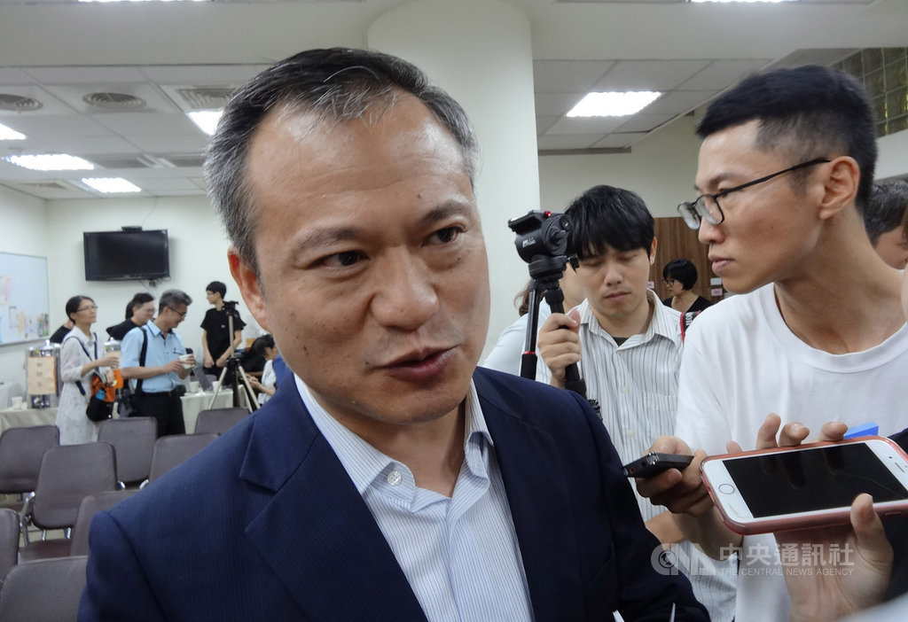 行政院通過農業保險法草案,農金局副局長李聰勇(前)18日下午受訪時表示,目前農業保險覆蓋率9.71%,立法後持續擴大辦理初期基金需新台幣20餘億元,最終涵蓋所有專業農投保則需50億元。中央社記者楊淑閔攝 108年7月18日