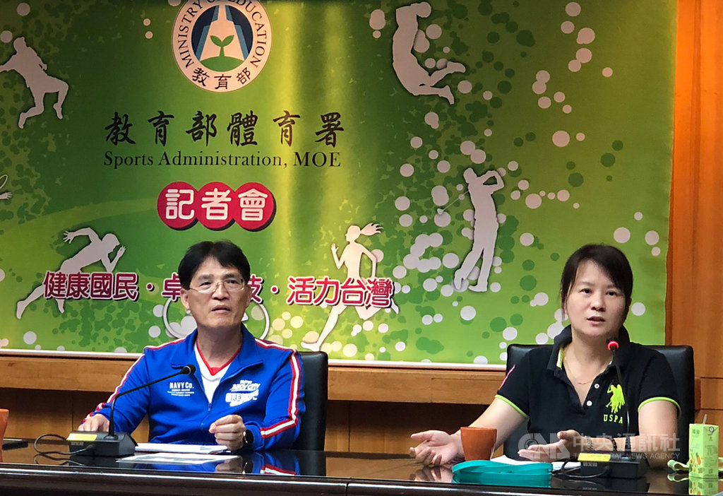 中華職籃大聯盟(CBL)能否今年開打目前仍充滿未知數,體育署長高俊雄(左)18日強調,好的舞台是大家共同目標,政府該做的努力不會中斷。中央社記者黃巧雯攝 108月7月18日
