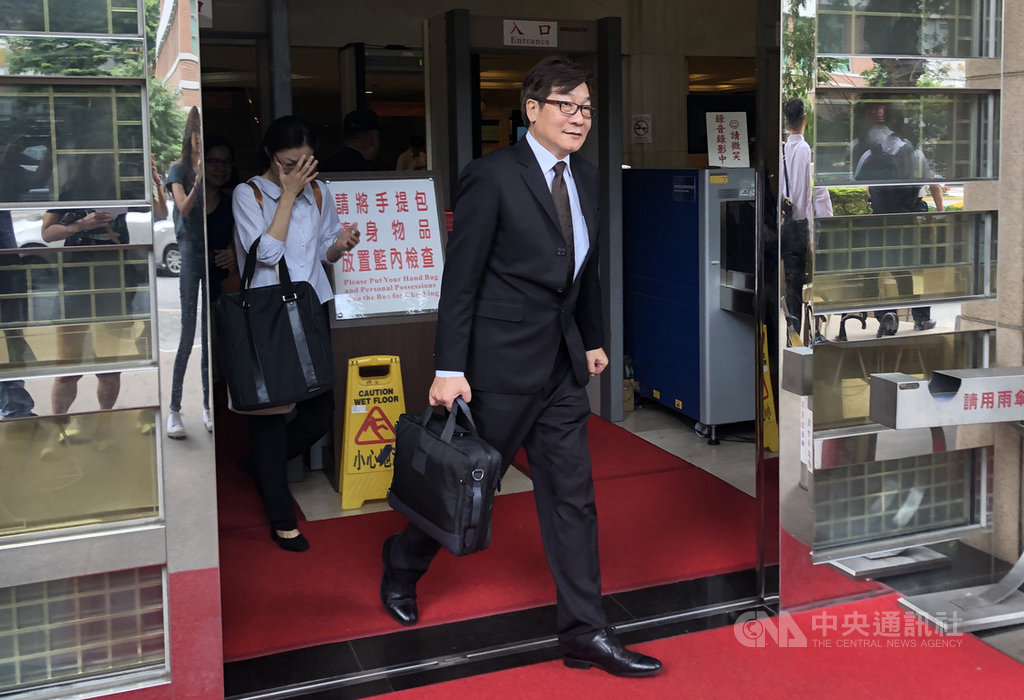中國國民黨台北市長候選人丁守中提起選舉無效訴訟,一審敗訴。二審18日首開庭,丁守中委任律師陳曉雲(前)庭訊後離開法院。中央社記者劉世怡攝 108年7月18日