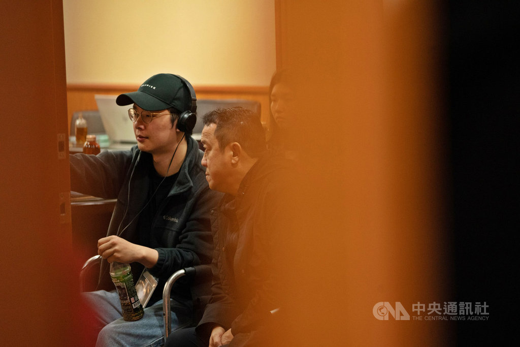 國片「聖人大盜」編導徐嘉凱(左)身兼台灣科技創業新秀,他日前獲邀出席科技論壇RISE,發表「聖人大盜」電影計畫,出演本片並擔任監製的港星曾志偉(右)表示,這次與徐嘉凱合作,才真正理解區塊鏈的遊戲規則。(双喜電影提供)中央社記者洪健倫傳真 108年7月18日
