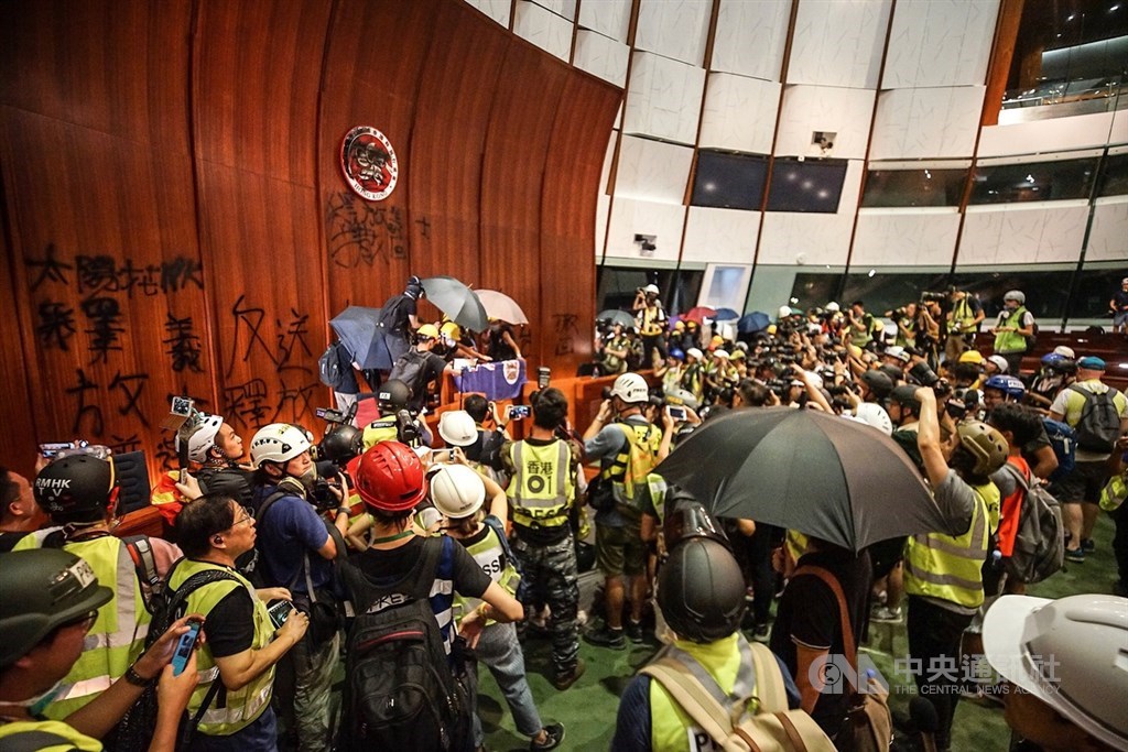 媒體報導,7月1日香港「反送中」運動衝擊立法會後,陸續有10多名示威者來到台灣,希望尋求庇護。(中央社檔案照片)