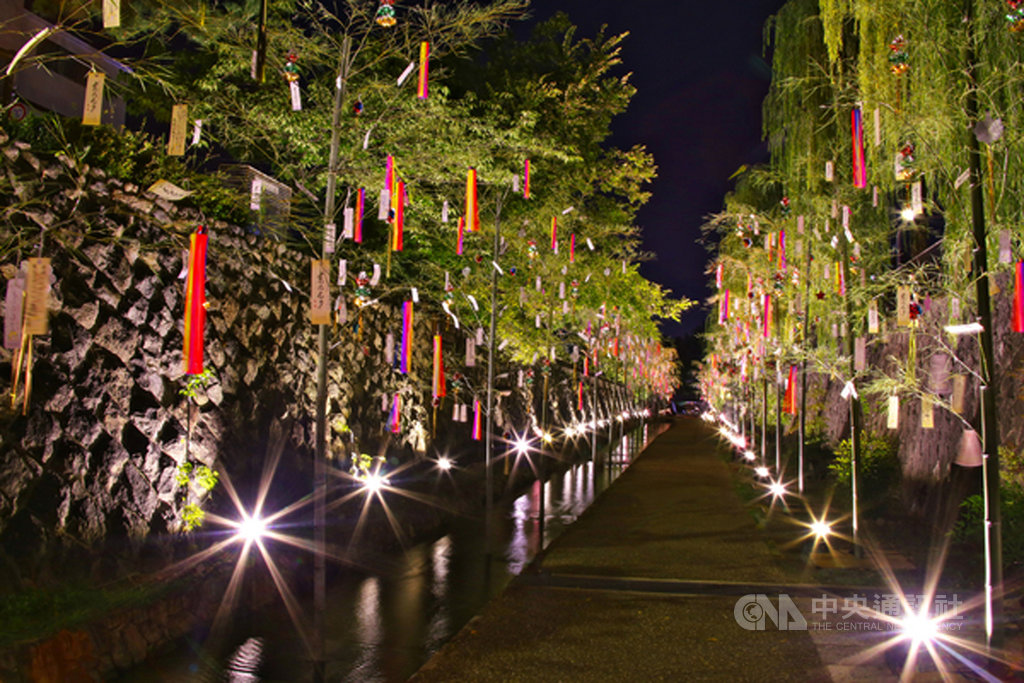 日本京都舉辦「京之七夕」祭典,來自日本全國各地的情侶會在紙條寫上願望,並掛在竹枝上,妝點夏夜景緻。(樂天旅遊提供)中央社記者余曉涵傳真 108年7月18日