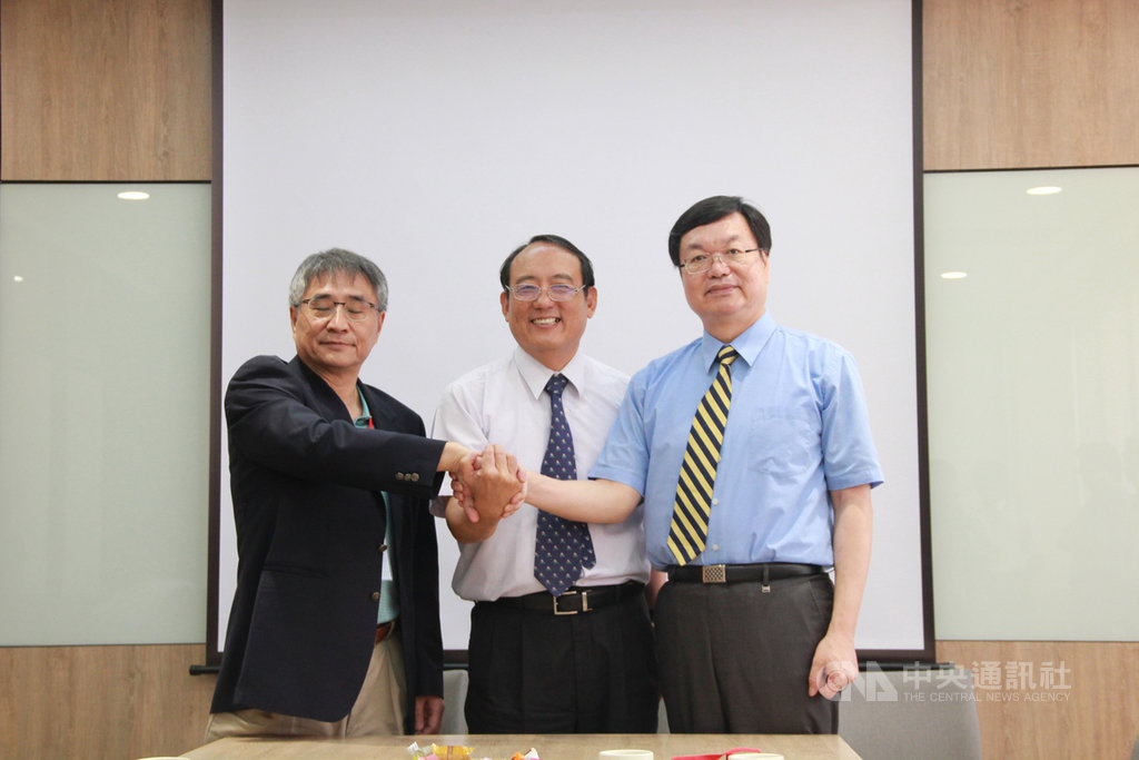 台灣科技大學校長廖慶榮(右起)、屏東科技大學校長戴昌賢與雲林科技大學校長楊能舒18日在屏科大宣布,3校將推動併校計畫,若成功將是台灣高教史上最大的合併案。(屏科大提供)中央社 108年7月18日