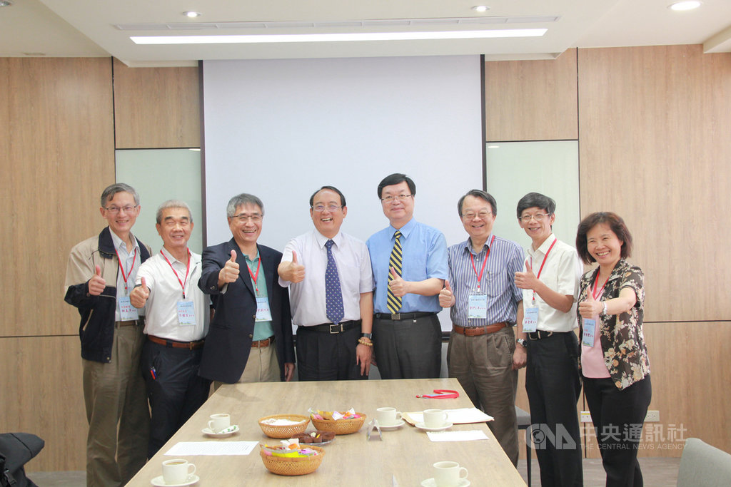 台灣科技大學、屏東科技大學今年6月傳出合校計畫,兩校並成立合校小組推動,18日、19日舉辦交流共識營,雲科大校長楊能舒(左3)也帶隊參加交流。(屏科大提供)中央社 108年7月18日