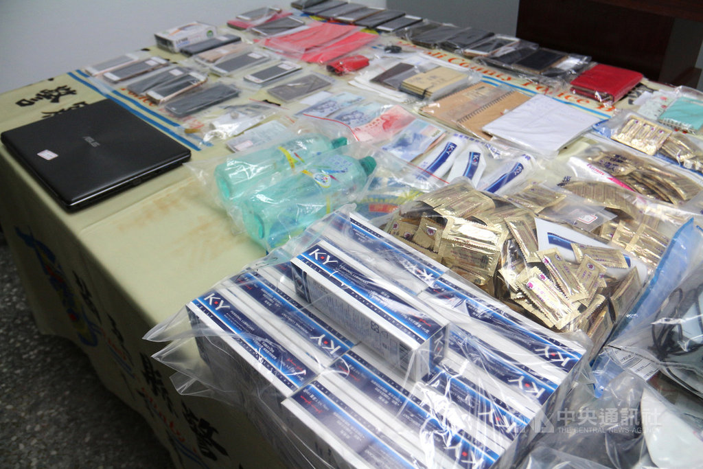 苗栗警方18日宣布破獲轄內以一名40歲賴姓男子為首的暴力犯罪集團,並查扣大批贓證物,該集團涉嫌長期從事暴力圍事、引進持觀光簽證泰國女子來台強迫性交易等不法行為。中央社記者管瑞平攝 108年7月18日