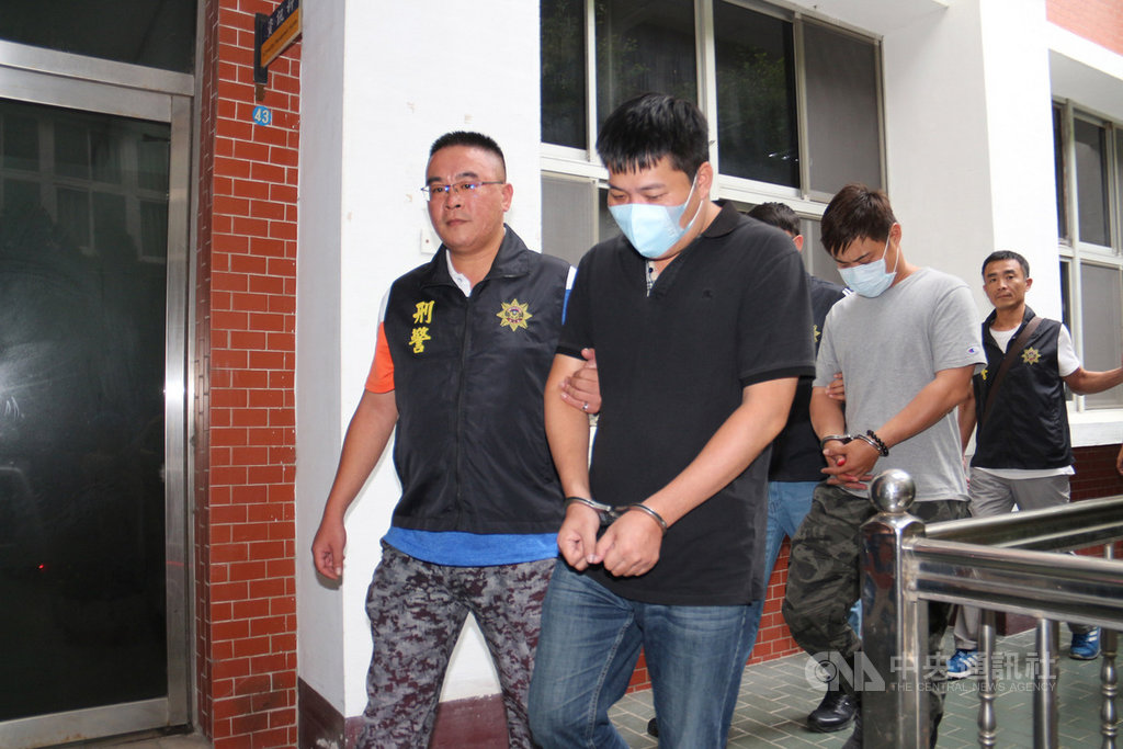 苗栗檢警加強掃蕩黑道幫派,18日宣布瓦解以賴姓男子(前右)為首的暴力犯罪集團,全案依法移送苗栗地檢署偵辦。中央社記者管瑞平攝 108年7月18日