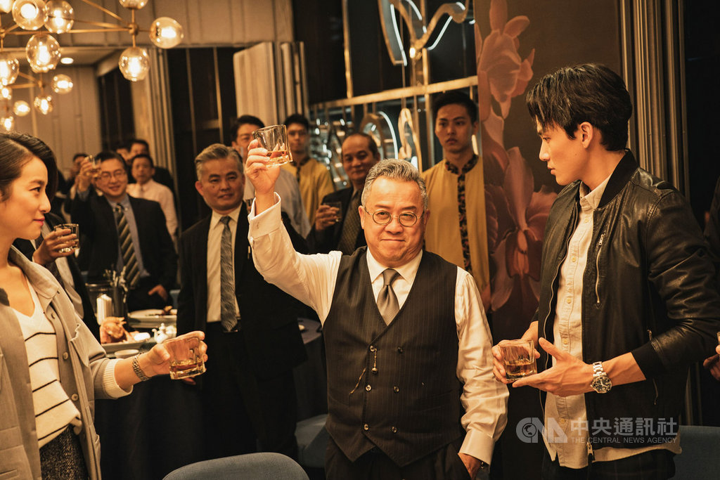 國片「聖人大盜」以區塊鏈為題材,邀請港星曾志偉(前右2)演出並擔任監製,將透過新創科技小蝦米對抗金融霸主的故事,揭開數位經濟中,區塊鏈與數位貨幣的神秘面紗。(双喜電影提供)中央社記者洪健倫傳真 108年7月18日