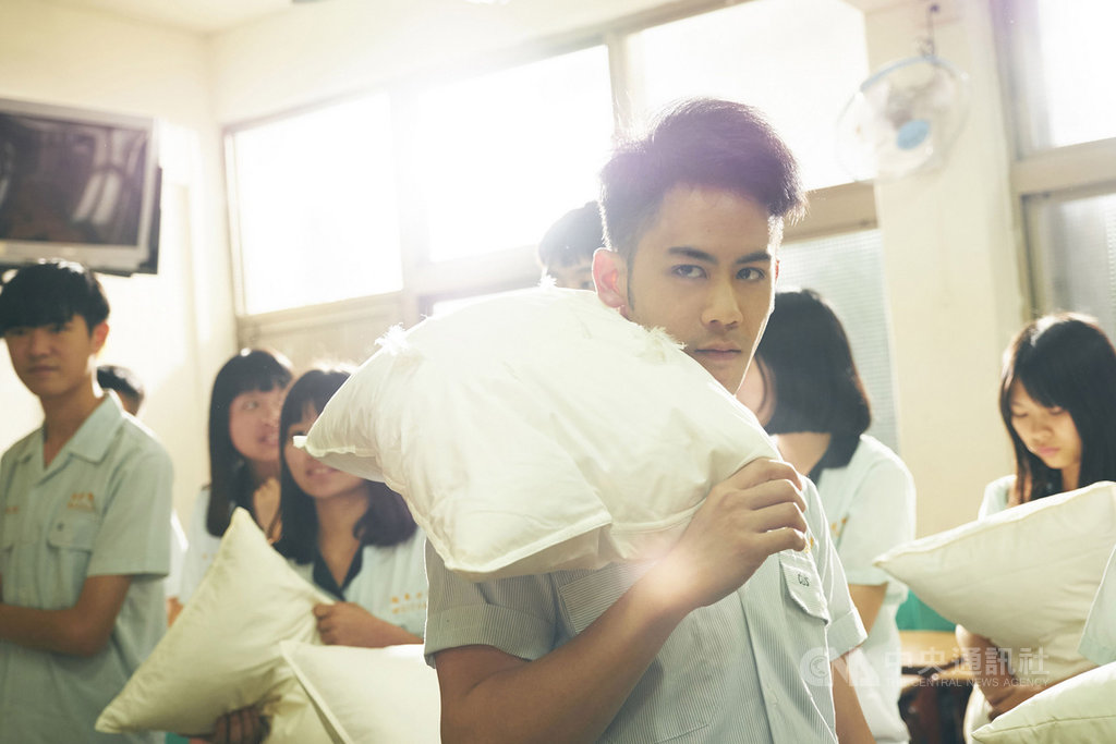 男星李淳(前)在電影「陪你很久很久」中飾演一名痴情暖男,他在戲中的高中制服造型18日隨著電影前導預告公開而曝光。(威視電影提供)中央社記者洪健倫傳真 108年7月18日