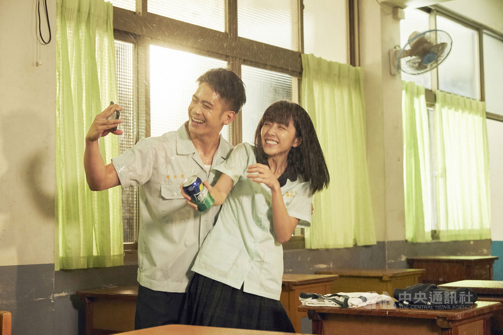 演員李淳(左)、邵雨薇(右)在新片中飾演一對校園純愛少男少女,不過有趣的是,2人先前都在各自的電影中扮演變態殺人魔,與他們新片形象大相徑庭。(威視電影提供)中央社記者洪健倫傳真 108年7月18日