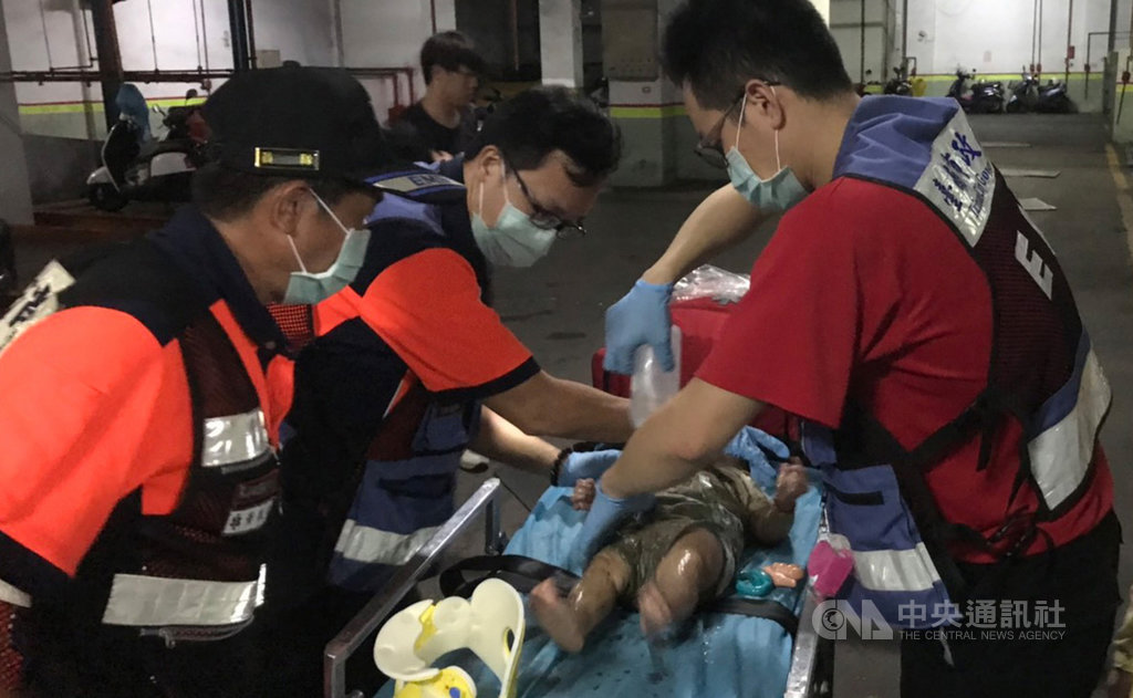 台南市消防局18日晚間獲報,一名出生8個月的女嬰疑因家人沒有抱好,掉落到地下機械式停車場2公尺深的駐車坑中,消防人員趕往救護,將女嬰救起後送醫治療。(翻攝照片)中央社記者張榮祥台南傳真 108年7月18日