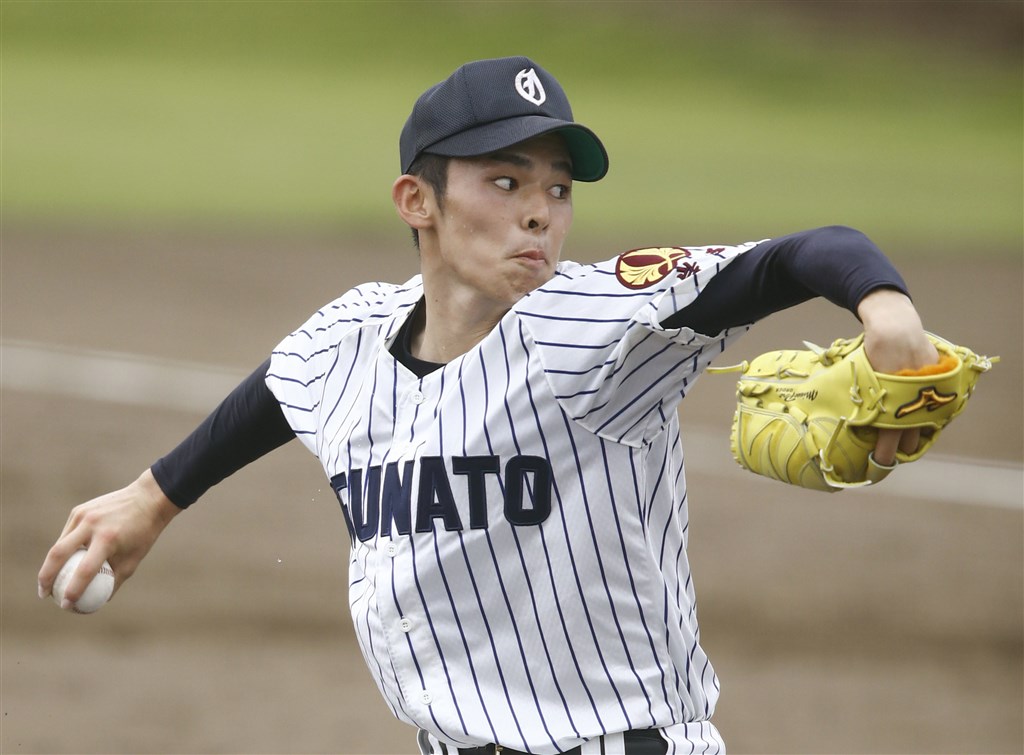 日本高中最速男佐佐木朗希18日在夏季甲子園地方預賽先發主投6局,飆出時速155公里火球送出13K。(共同社提供)