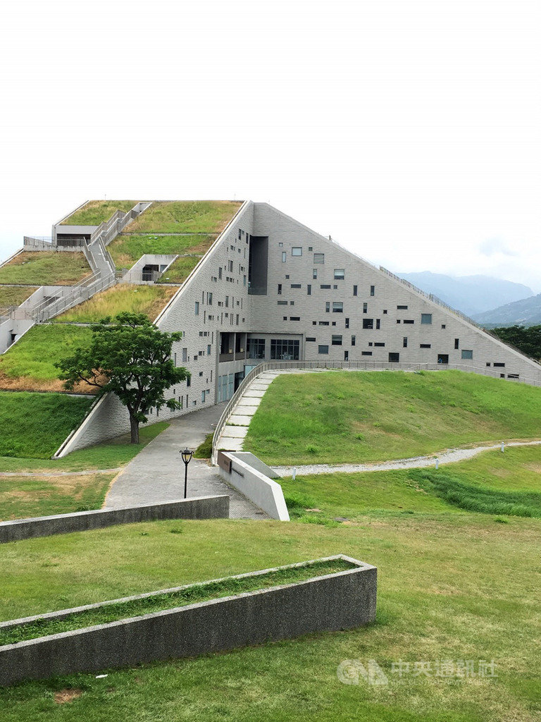 台東大學圖書資訊館建築結合在地地形地貌,以台東的「好山好水」為設計理念,用校園綠草地的中軸線,串接山與海的想像,今年再次獲得世界級肯定,拿下2019全球卓越建設獎公部門基礎建設/環境適意工程類首獎桂冠。(台東大學提供)中央社記者盧太城台東傳真 108年7月18日