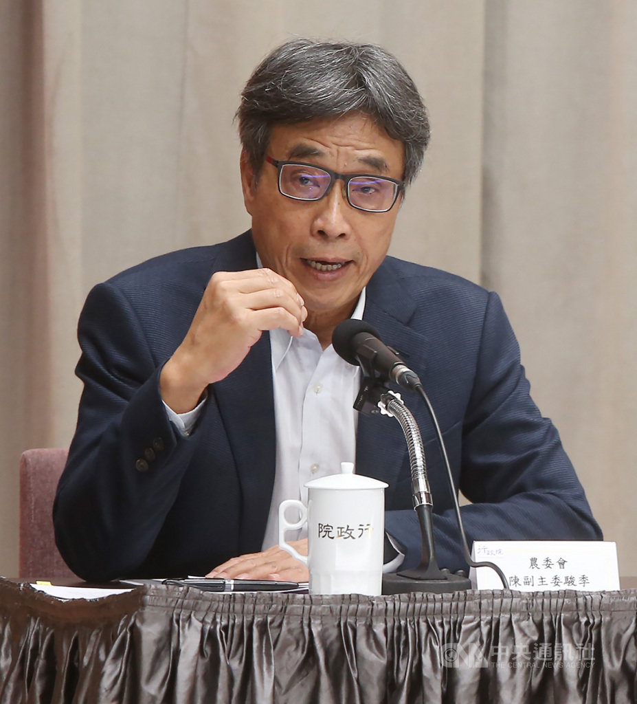 行政院會18日通過農業保險法草案,農委會副主委陳駿季出席行政院會後記者會時表示,現行農業天然災害的現金救助制度不會取消,將與農業保險雙軌併行,因目前農業保險剛起步,當農業保險覆蓋率提升到某一程度時,會再視實際狀況,對天然災害現金救助方向或額度進行調整。中央社記者鄭傑文攝 108年7月18日