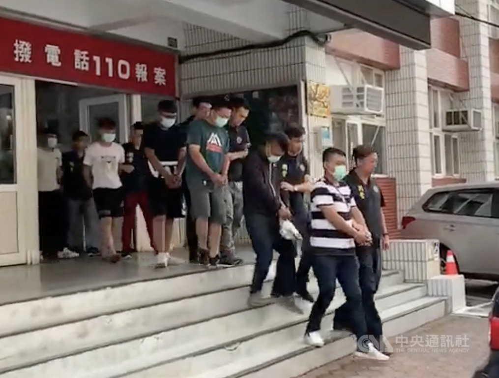 苗栗縣一名28歲廖姓男子組織暴力幫派集團,在竹南地區逞凶鬥狠,行徑囂張,經警方長期蒐證後發動檢肅,成功逮捕集團8人到案。(翻攝畫面)中央社記者管瑞平傳真 108年7月19日