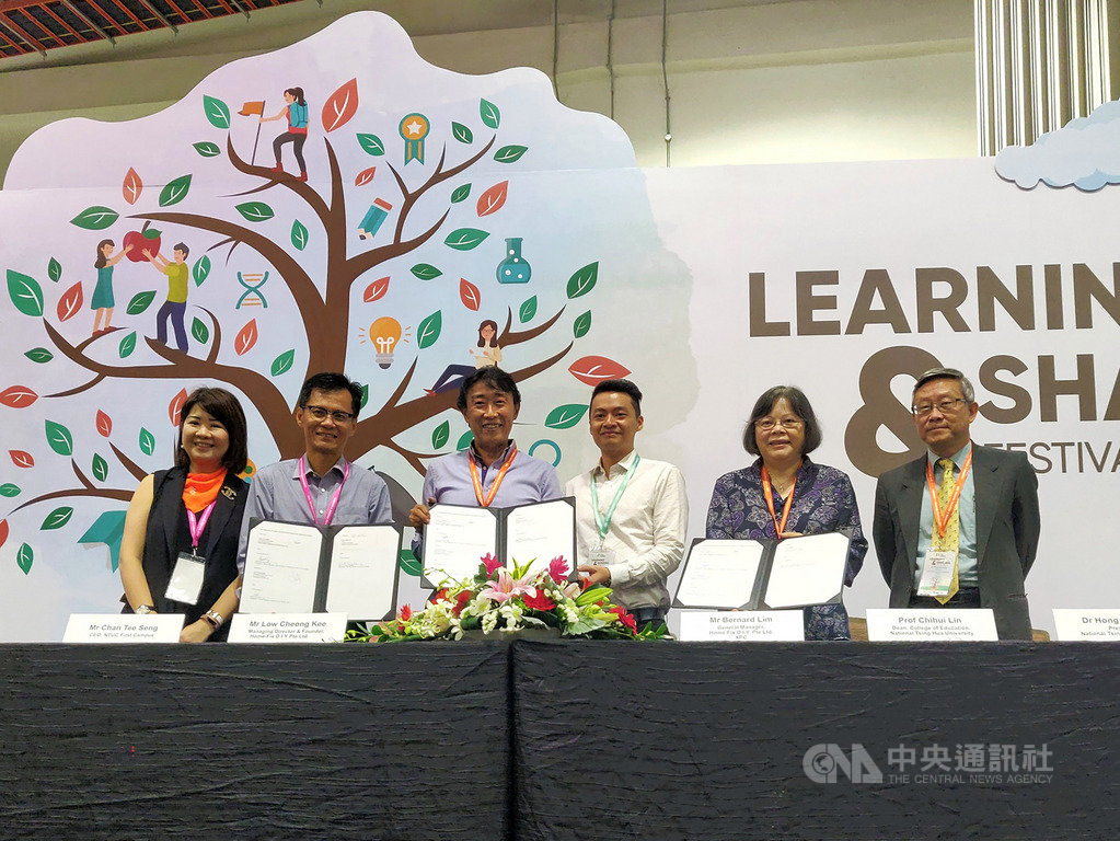 國立清華大學竹師教育學院推動「清華STEAM學校」聯盟,清大校長賀陳弘(右)19日在新加坡與當地公幼系統My First Skool簽約合作,將協助研發在地化教材並培育師資。(清大提供)中央社記者魯鋼駿傳真 108年7月19日