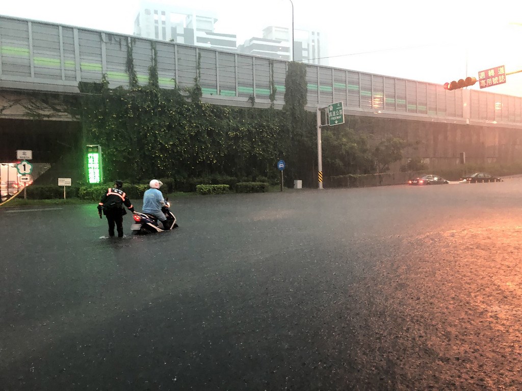 高雄市19日下午3時起下起大雨,不到一個小時的強降雨就造成市區多處積淹水,警消也接獲多起人車受困,不過截至下午5時並未接獲傷亡報告。(民眾提供)中央社 108年7月19日