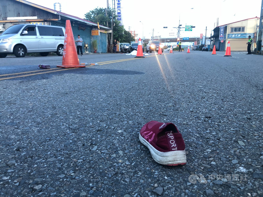 苗栗縣頭屋鄉79歲獨居傅姓婦人,19日清晨外出運動,徒步穿越台13線時,先後遭到2部機車碰撞,當場死亡。中央社記者管瑞平攝 108年7月19日