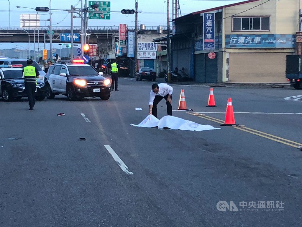 苗栗縣頭屋鄉79歲獨居傅姓婦人,19日清晨外出運動,徒步穿越台13線時,先後遭到2部機車碰撞,當場死亡,2名肇事機車騎士都逕行離去。中央社記者管瑞平攝 108年7月19日